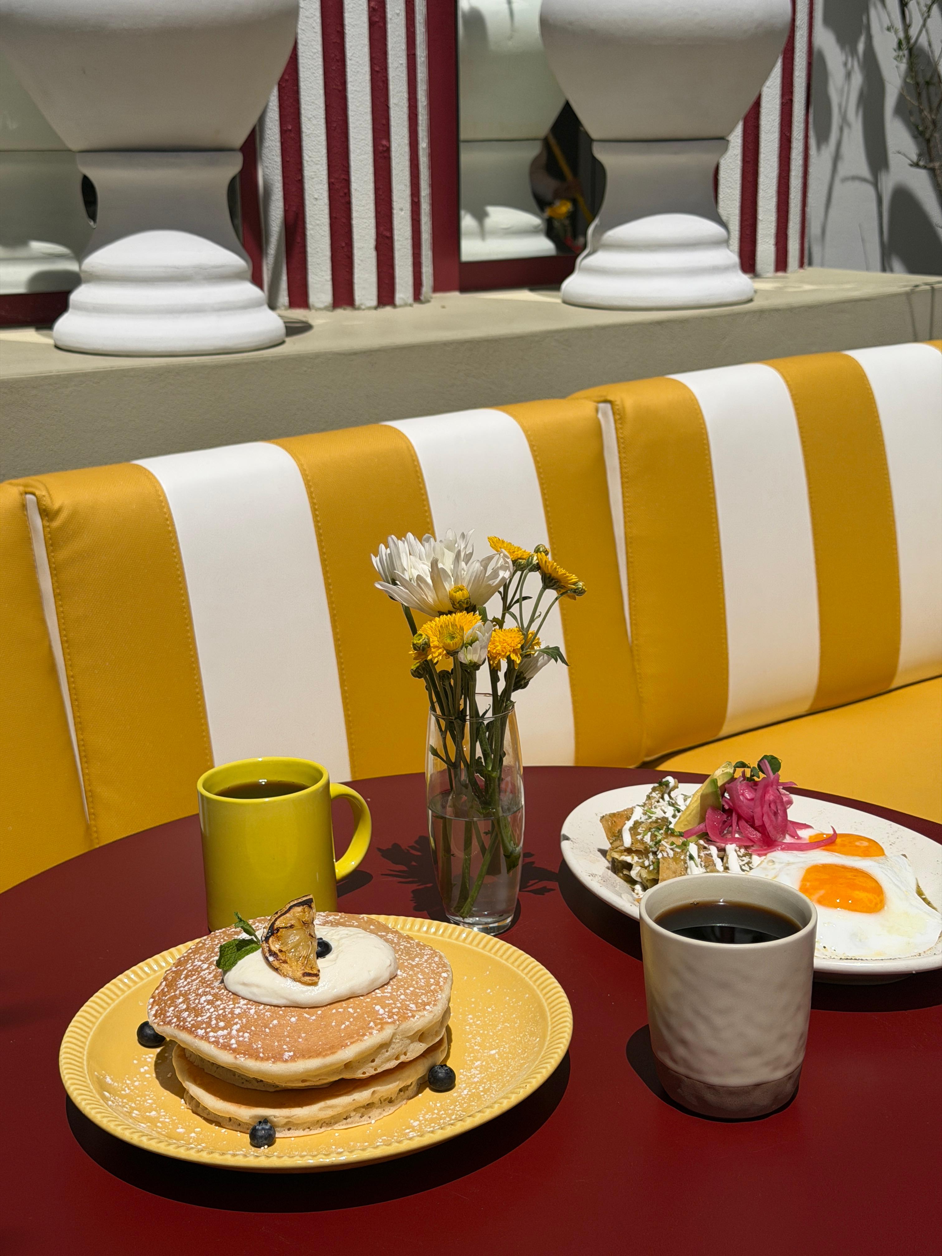 Mesa con desayuno en Oliva