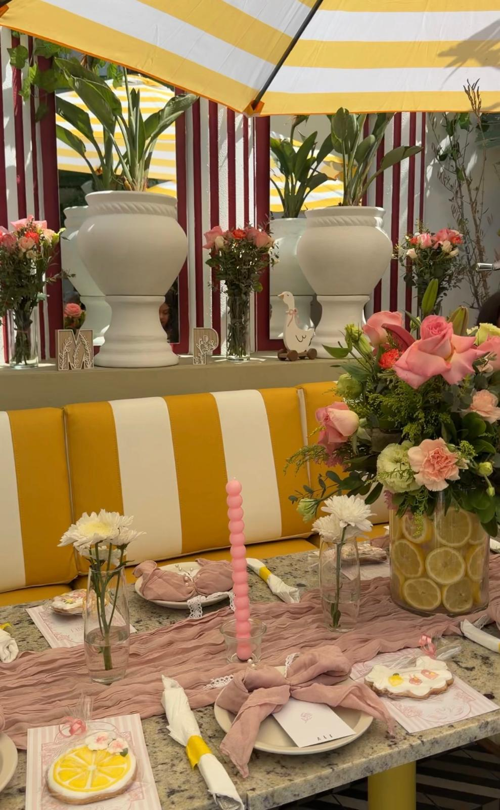 Mesa decorada con flores y velas para eventos privados en Oliva
