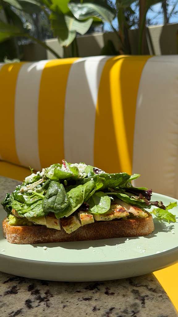 Tostada con aguacate en Oliva